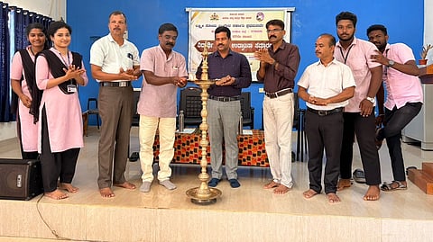 ಕೋಟ ಪಡುಕರೆಯ ಲಕ್ಷ್ಮೀ ಸೋಮ ಬಂಗೇರ ಸರ್ಕಾರಿ ಪ್ರಥಮ ದರ್ಜೆ ಕಾಲೇಜಿನಲ್ಲಿ ವಿದ್ಯಾರ್ಥಿ ಸಂಘವನ್ನು ಕೋಟದ ವಿವೇಕ ಪದವಿಪೂರ್ವ ಕಾಲೇಜಿನ ಉಪನ್ಯಾಸಕ ಸಂಜೀವ ಜಿ. ಉದ್ಘಾಟಿಸಿದರು. ಪ್ರಮುಖರಾದ ಡಾ.ರಾಜೇಂದ್ರ ಎಸ್.ನಾಯಕ, ರಿತೀಶ್, ನಿತೇಶ್, ಅಫಿಫಾ ಅಲ್ಫಿಯಾ, ಪ್ರೊ.ರಮೇಶ ಆಚಾರ್ ಇದ್ದರು.