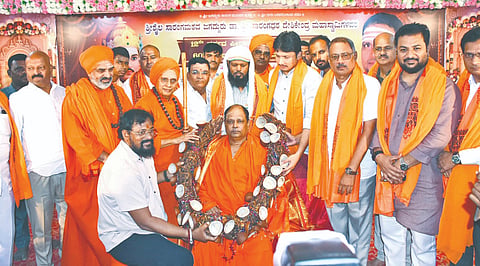 ಕಲಬುರಗಿ ಸುಲಫಲ ಮಠದಲ್ಲಿ ಸೋಮವಾರ ಆಯೋಜಿಸಿದ್ದ ವಚನ ದರ್ಶನ ಪ್ರವಚನ ಕಾರ್ಯಕ್ರಮ ಉದ್ಘಾಟನಾ ಸಮಾರಂಭದಲ್ಲಿ ಸುಲಫಲ ಶ್ರೀಗಳನ್ನು ಸತ್ಕರಿಸಲಾಯಿತು. ಹುಬ್ಬಳ್ಳಿ ಮೂರುಸಾವಿರ ಮಠದ ಪೂಜ್ಯರು, ಸೊನ್ನ, ನೆಲೋಗಿ ಶ್ರೀ, ನಿರಗುಡಿ ಶ್ರೀ, ದತ್ತಾತ್ರೇಯ ಪಾಟೀಲ್​, ಅಮರನಾಥ ಪಾಟೀಲ್​, ಪ್ರವಿಣ ಪಾಟೀಲ್​, ಡಾ.ಕಿರಣ ದೇಶಮುಖ, ಬಾಬುರಾವ ಯಡ್ರಾಮಿ, ರಾಜು ಲೇಂಗಟಿ ಇತರರಿದ್ದರು.