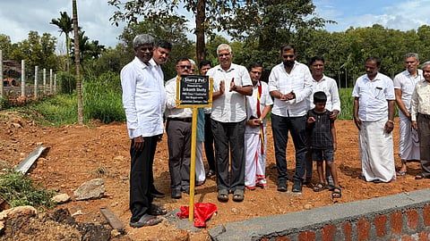 ಉಡುಪಿ ಜಿಲ್ಲೆ ಬ್ರಹ್ಮಾವರದ ನಂಚಾರುನಲ್ಲಿರುವ ಕಾಮಧೇನು ಗೋಶಾಲಾ ಟ್ರಸ್ಟ್​ನಲ್ಲಿ ನಿರ್ಮಿಸಿರುವ ಸ್ಲರಿ ಪಾಟ್​ಅನ್ನು ಕೋಟ ಶ್ರೀನಿವಾಸ ಪೂಜಾರಿ ಉದ್ಘಾಟಿಸಿದರು. ರಾಜೇಂದ್ರ ಚೆಕ್ಕೆರ, ಪ್ರತಾಪ್​ ಹೆಗಡೆ ಮಾರಾಳಿ, ಸತೀಶ್​ ಶೆಟ್ಟಿ ನಂಚಾರು, ಹರೀಶ್​ ಆಚಾರ್ಯ, ಶಶಿಧರ ಭಟ್​, ಡಾ. ಎಂ.ಸಿ. ರೆಡ್ಡಪ್ಪ ಇತರರಿದ್ದರು. 