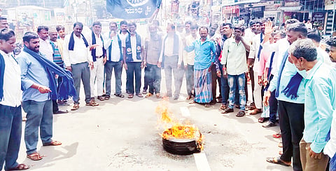 ತಿ.ನರಸೀಪುರ: ನೀಲಿ ಶಾಲಿನ ಕುರಿತು ಮಾಜಿ ಸಂಸದ ಪ್ರತಾಪ್ ಸಿಂಹ ಅವರು ನೀಡಿರುವ ಹೇಳಿಕೆಯನ್ನು ಕರ್ನಾಟಕ ದಲಿತ ಸಂಘರ್ಷ ಸಮಿತಿ (ಅಂಬೇಡ್ಕರ್ ಮಾರ್ಗ) ಖಂಡಿಸಿ ಪಟ್ಟಣದ ಖಾಸಗಿ ಬಸ್ ನಿಲ್ದಾಣದ ವೃತ್ತದಲ್ಲಿ ಮಂಗಳವಾರ ಪ್ರತಿಭಟನೆ ನಡೆಸಿ ಪ್ರತಾಪ್‌ಸಿಂಹ ಅವರ ಭಾವಚಿತ್ರ ದಹಿಸಿ ಆಕ್ರೋಶ ವ್ಯಕ್ತಪಡಿಸಿತು.