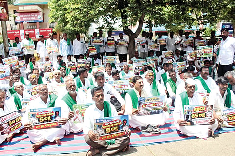 ಬಾಗಲಕೋಟೆ ಡಿಸಿಸಿ ಬ್ಯಾಂಕ್ ಎದುರು ರಾಜ್ಯ ರೈತ ಸಂಘ, ಹಸಿರು ಸೇನೆ ವತಿಯಿಂದ ರೈತರಿಗೆ ಶೂನ್ಯ ಬಡ್ಡಿ ದರದಲ್ಲಿ ಬೆಳೆ ಸಾಲ ಸೇರಿ ವಿವಿಧ ಬೇಡಿಕೆಗಳ ಈಡೇರಿಕೆಗೆ ಆಗ್ರಹಿಸಿ ರೈತರು ಪ್ರತಿಭಟನೆ ನಡೆಸಿದರು. ಶಶಿಕಾಂತ ಗುರೂಜಿ, ಶ್ರೀಶೈಲ ಬೂಮಾರ,  ಸಿದ್ದಪ್ಪ ಬಳಗಾನೂರ, ರಾಜು ನದಾ, ಬಾಹುಬಲಿ ನ್ಯಾಮಗೌಡ, ಗೋವಿಂದಪ್ಪ, ಮಹಾದೇವ ನಾಯಕ ಇತರರಿದ್ದರು.