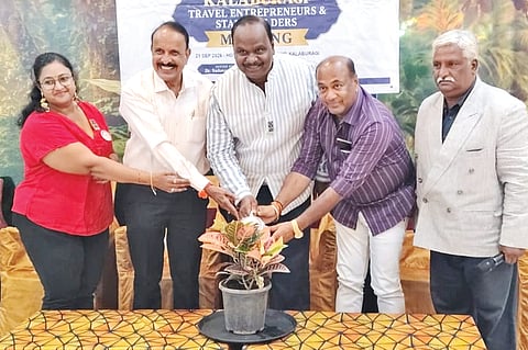 ಕಲಬುರಗಿಯಲ್ಲಿ ಹಮ್ಮಿಕೊಂಡಿದ್ದ ಪ್ರವಾಸೋದ್ಯಮಿಗಳ ಮತ್ತು ಪಾಲುದಾರರ ಸಭೆಯನ್ನು ರಾಜ್ಯ ಹೋಟೆಲ್​ ಅಸೋಸಿಯೇಷನ್​ ಉಪಾಧ್ಯಕ್ಷ ಸತ್ಯನಾಥ ಶೆಟ್ಟಿ ಉದ್ಘಾಟಿಸಿದರು. ಪ್ಯಾಟ್ರಿಕ್​ ಜಾರ್ಜ್​, ಡಾ.ಸದಾನಂದ ಪೆರ್ಲ, ವಿನುತಾ, ಸಂಧ್ಯಾರಾಜ್​ ಇತರರಿದ್ದರು.
