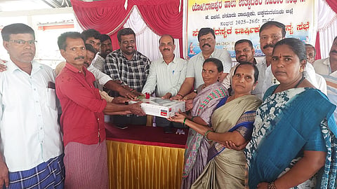 ಕೆ ಬಿದರೆ ಗ್ರಾಮದ ಹಾಲು ಉತ್ಪಾದಕರ ಸಹಕಾರ ಸಂಘದ ವಾರ್ಷಿಕ ಸಭೆಯಲ್ಲಿ  ಸದಸ್ಯರಿಗೆ ಎಲೆಕ್ಟ್ರಾನಿಕ್ ಒಲೆ ವಿತರಿಸಲಾಯಿತು.