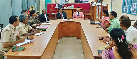 ಎನ್.ಆರ್.ಪುರ ನ್ಯಾಯಾಲಯದಲ್ಲಿ ಅಧಿಕಾರಿಗಳ ಸಭೆ ನಡೆಯಿತು. ಕೆ.ಟಿ.ರಘುನಾಥ್ ಗೌಡ, ಆರ್.ಎಸ್.ಜೀತು, ಡಾ.ನೂರುಲ್ ಹುದಾ, ಶಬಾನಾ ಅಂಜುಮ್, ಡಾ. ನರಸಿಂಹಮೂರ್ತಿ ಇದ್ದರು.
