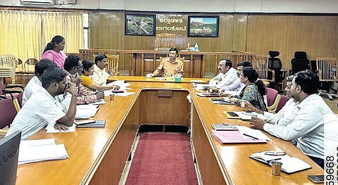 ಬಾಗಲಕೋಟೆ ಜಿಲ್ಲಾಽಕಾರಿ ಸಭಾಂಗಣದಲ್ಲಿ ಮುಂಗಾರು ಹಂಗಾಮಿನ ಪ್ರಧಾನಮಂತ್ರಿ ಫಸಲ್ ಬಿಮಾ ಯೋಜನೆ ಅಡಿಯಲ್ಲಿ ಕೈಗೊಳ್ಳಬೇಕಾದ ಬೆಳೆವಿಮೆ ಹಾಗೂ ಬೆಳೆ ಕಟಾವು ಪ್ರಯೋಗಗಳ ಕುರಿತು ಜಿಲ್ಲಾಮಟ್ಟದ ಜಂಟಿ ಸಮಿತಿ ಸಭೆ ಜಿಲ್ಲಾಽಕಾರಿ ಸಂಗಪ್ಪ ಅಧ್ಯಕ್ಷತೆಯಲ್ಲಿ ನಡೆಯಿತು. ಜಂಟಿ ಕೃಷಿ ನಿರ್ದೇಶಕ ಟಿ.ಎಸ್.ರುದ್ರೇಶಪ್ಪ, ತೋಟಗಾರಿಕೆ ಇಲಾಖೆ ಉಪನಿರ್ದೇಶಕ ರವಿಂದ್ರ ಹಕಾಟಿ, ಗೌರಮ್ಮ ಸುಂಕದ ರಾಜಕುಮಾರ ಇತರರಿದ್ದರು.