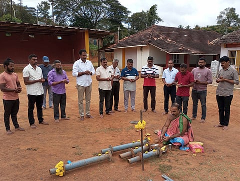 ಬಾಳೆಹೊನ್ನೂರಿನ ದುರ್ಗಾದೇವಿ ನವರಾತ್ರಿ ಪೂಜಾ ಮಹೋತ್ಸವದ ಮಂಟಪ ನಿರ್ಮಾಣಕ್ಕೆ ಭೂಮಿ ಪೂಜೆ ನೆರವೇರಿಸಲಾಯಿತು. ಬಿ.ಚನ್ನಕೇಶವ, ಆರ್.ಡಿ.ಮಹೇಂದ್ರ, ಭಾಸ್ಕರ್ ವೆನಿಲ್ಲಾ, ಡಿ.ಎನ್.ಸುಧಾಕರ್, ಉಪೇಂದ್ರ, ಬಿ.ಗಿರೀಶ್ ಇತರರಿದ್ದರು.