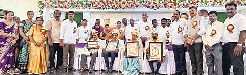 ಚಿತ್ತಾಪುರದಲ್ಲಿ ಹಮ್ಮಿಕೊಂಡಿದ್ದ ತಾಲೂಕು ಮಟ್ಟದ ಶಿಕ್ಷಕರ ದಿನಾಚರಣೆಯಲ್ಲಿ ಉತ್ತಮ ಶಿಕ್ಷಕರಿಗೆ ಪ್ರಶಸ್ತಿ ನೀಡಿ ಸತ್ಕರಿಸಲಾಯಿತು. ನಾಗರೆಡ್ಡಿ ಪಾಟೀಲ್​ ಕರದಾಳ, ಭೀಮಣ್ಣ ಸಾಲಿ, ಶಶಿಧರ ಬಿರಾದಾರ, ಶಿವಾನಂದ ನಾಲವಾರ ಇತರರಿದ್ದರು.