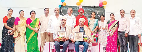ಆಲೂರು ತಾಲೂಕಿನ ಸಂಕಲಾಪುರ ಮಠದ ಜಾನ್ಸಿ ಹಿರಿಯ ಪ್ರಾಥಮಿಕ ಶಾಲೆಯಲ್ಲಿ ಆಯೋಜಿಸಿದ್ದ ಶಿಕ್ಷಕರ ದಿನಾಚರಣೆ, ಗುರುವಂದನಾ ಕಾರ್ಯಕ್ರಮದಲ್ಲಿ ಶಿಕ್ಷಕ ಸಾಹಿತಿ ಪರಮೇಶ್ ಮಡಬಲು, ಶಿಕ್ಷಕ ಹರೀಶ್ ಅವರನ್ನು ಸನ್ಮಾನಿಸಲಾಯಿತು.