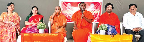 ಸೇಡಂನಲ್ಲಿ ಬಸವಾದಿ ಶರಣರ ಹಿಂದೂ ಸಮಾವೇಶದ ನಿಮಿತ್ತ ಹಮ್ಮಿಕೊಂಡಿದ್ದ ಪೂರ್ವಭಾವಿ ಸಭೆಯಲ್ಲಿ ಕೊಂಚೂರಿನ ಶ್ರೀ ಸವಿತಾನಂದನಾಥ ಸ್ವಾಮೀಜಿ ಮಾತನಾಡಿದರು. ಶ್ರೀ ಕುಮಾರ ಸ್ವಾಮೀಜಿ, ಶ್ರೀ ದೊಡ್ಡೇಂದ್ರ ಸ್ವಾಮೀಜಿ, ಶಿವಕುಮಾರ ಪಾಟೀಲ್​ ತೆಲ್ಕೂರ, ದಿವ್ಯಾ ಹಾಗರಗಿ, ಸಂತೋಷಿರಾಣಿ ಪಾಟೀಲ್​ ತೆಲ್ಕೂರ ಇದ್ದರು. 