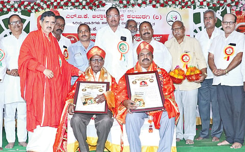 ಬಸವಕಲ್ಯಾಣ: ತಾಲೂಕಿನ ಹಾರಕೂಡ ಶ್ರೀಮಠದಲ್ಲಿ 2026ನೇ ಸಾಲಿನ ರಂಗಸಂತ ಜಂಗಮ ಪ್ರಶಸ್ತಿಯನ್ನು ಚಿತ್ತಾಪುರ ತಾಲೂಕಿನ ಹಿರಿಯ ರಂಗಕರ್ಮಿ ವಿಶ್ವನಾಥ ಮಾಸ್ಟರ್​ ಬೆಳಗುಂಪಾ ಮತ್ತು ಸುರಪುರ ತಾಲೂಕಿನ ಕೋಡೆಕಲ್​ನ ವೃತ್ತಿ ರಂಗಭೂಮಿ ಕಲಾವಿದ ಬಸವರಾಜ ಪಂಚಗಲ್​ ಅವರಿಗೆ  ಶ್ರೀ ಡಾ.ಚನ್ನವಿರ ಶಿವಾಚಾರ್ಯರು ಪ್ರಧಾನ ಮಾಡಿಗೌರವಿಸಿದರು. ಸಿದ್ರಾಮಪ್ಪ ಗುದಗೆ, ಶಿವಯ್ಯ ಸ್ವಾಮಿ ಮಠಪತಿ ಬಿಬ್ಬಳ್ಳಿ ಮುಂತಾದವರು ಇದ್ದರು.