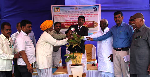 ಬಾಗಲಕೋಟೆಯ ಅಗ್ನಿಶಾಮಕ ದಳದ ಆವರಣದಲ್ಲಿ ವಿಶ್ವ ಹಿರಿಯ ನಾಗರಿಕರ ದಿನಾಚರಣೆ ಅಂಗವಾಗಿ ಮಂಗಳವಾರ ಏರ್ಪಡಿಸಿದ್ದ ಕ್ರೀಡೆ ಹಾಗೂ ಸಾಂಸ್ಕೃತಿಕ ಕಾರ್ಯಕ್ರಮವನ್ನು ಜಿಲ್ಲಾ ಕಾನೂನು ಸೇವೆಗಳ ಪ್ರಾಧಿಕಾರದ ಸದಸ್ಯ ಕಾರ್ಯದರ್ಶಿ ಚಂದ್ರಶೇಖರ ದಿಡ್ಡಿ ಉದ್ಘಾಟಿಸಿದರು. ಹಿರಿಯ ನಾಗರಿಕ ಸಿದ್ದಲಿಂಗಪ್ಪ ಗುಳೇದ, ಮಹಿಳಾ ಮತ್ತು ಮಕ್ಕಳ ಅಭಿವೃದ್ಧಿ ಇಲಾಖೆಯ ಉಪನಿರ್ದೇಶಕ ಪ್ರಭಾಕರ ಕೆ., ಅಂಗವಿಕಲರ, ಹಿರಿಯ ನಾಗರಿಕರ ಕಲ್ಯಾಣಾಧಿಕಾರಿ ಮಹಾಂತೇಶ ಕುರಿ, ಜಿಲ್ಲಾ ಅಗ್ನಿಶಾಮಕ ದಳದ ಅಧಿಕಾರಿ ಪ್ರಕಾಶ ಪವಾರ ಇತರರಿದ್ದರು.