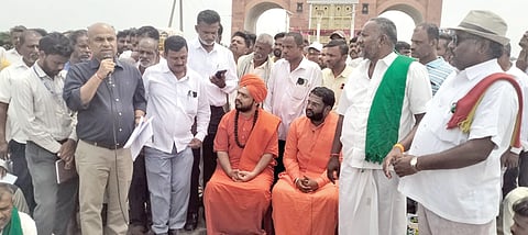 ಬಾಗಲಕೋಟೆ ಸಮೀಪದ ಹೊನ್ನಾಕಟ್ಟಿ ಕ್ರಾಸ್ ಬಳಿ ಸಮರ್ಪಕ ವಿದ್ಯುತ್ ಪೂರೈಕೆಗೆ ಆಗ್ರಹಿಸಿ ರೈತರು ನಡೆಸುತ್ತಿದ್ದ ಪ್ರತಿಭಟನೆಯ ಮನವಿ ಸ್ವೀಕರಿಸಿ, ರೈತರಿಗೆ ಲಿಖಿತ ಭರವಸೆ ನೀಡಿದ ಹೆಸ್ಕಾಂ ಅಽಕಾರಿ ಬಾಲಚಂದ್ರ ಹಲಗತ್ತಿ ಮಾತನಾಡಿದರು. ಟೀಕಿನಮಠದ ಮಲ್ಲಿಕಾರ್ಜುನ ಸ್ವಾಮೀಜಿ, ಮನ್ನಿಕೇರಿಯ ನಿರ್ವಾಣ ಸ್ವಾಮೀಜಿ, ರೈತರಾದ ಗುರು ಗಾಣಗೇರ, ಮುತ್ತಪ್ಪ ಹಿರೇಕುಂಬಿ, ಮಹಾಂತೇಶ ಚೊಳಚಗುಡ್ಡ ಇತರರಿದ್ದರು.