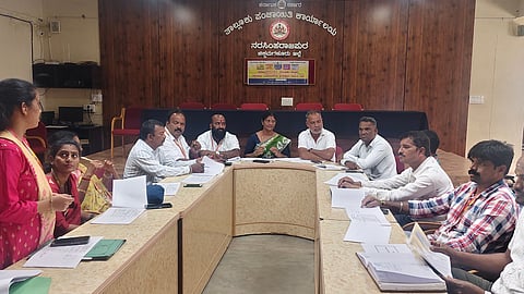 ಎನ್.ಆರ್.ಪುರ ತಾಪಂನಲ್ಲಿ ಗ್ಯಾರಂಟಿ ಯೋಜನೆಗಳ ಅನುಷ್ಠಾನ ಸಮಿತಿ ಸಭೆ ನಡೆಯಿತು. ಅಧ್ಯಕ್ಷೆ ಚಂದ್ರಮ್ಮ, ಟಿ.ಟಿ.ಇಸ್ಮಾಯಿಲ್, ಅಪೂರ್ವಾ, ಹೂವಮ್ಮ, ನಿತ್ಯಾನಂದ, ನಾಗರಾಜ್, ಜಯರಾಮ್ ಇತರರಿದ್ದರು. 