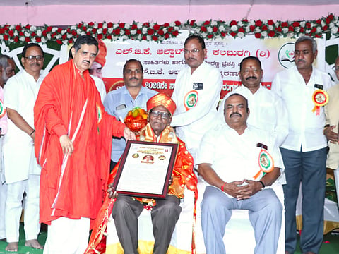 ಕಲಬುರಗಿಯ ಎಲ್​.ಬಿ.ಕೆ.ಆಲ್ದಾಳ್​ ಟ್ರಸ್ಟ್​  ವತಿಯಿಂದ ಗುಬ್ಬಿ ವೀರಣ್ಣ ಪ್ರಶಸ್ತಿ ಪುರಸತ ಎಲ್​.ಬಿ.ಕೆ. ಆಲ್ದಾಳ್​ ಸ್ಮರಣಾರ್ಥ ಹಾರಕೂಡ ಸಂಸ್ಥಾನ ಮಠದಲ್ಲಿ ಸೋಮವಾರ ಆಯೋಜಿಸಿದ್ದ ರಾಜ್ಯಮಟ್ಟದ ರಂಗಸಂತ ಜಂಗಮ ಎಲ್​.ಬಿ.ಕೆ. ಆಲ್ದಾಳ್​ ಪ್ರಶಸ್ತಿಯನ್ನು ಹಾರಕೂಡದ ಪೂಜ್ಯ ಡಾ.ಚನ್ನವಿರ ಶಿವಾಚಾರ್ಯರು ಪ್ರದಾನ ಮಾಡಿದರು. ಎಲ್​.ಬಿ.ಶೇಖ್​ ಮಾಸ್ತರ್​, ಬಿ.ಎಚ್​.ನಿರಗುಡಿ, ಪ್ರಭಾಕರ ಜೋಶಿ, ಶಿವಯ್ಯ ಸ್ವಾಮಿ ಮಠಪತಿ ಇತರರಿದ್ದರು.