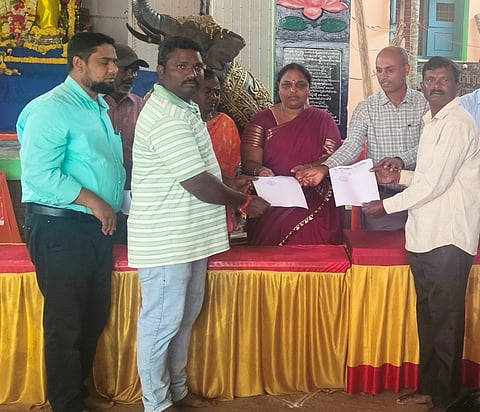 ಬೀರೂರಿನಲ್ಲಿ ಪೌರ ಕಾರ್ಮಿಕರಿಗೆ ಪುರಸಭೆ ಮುಖ್ಯಾಧಿಕಾರಿ ಮಂಜುನಾಥ್ ಗುಂಪು ವಿಮೆ ಬಾಂಡ್ ವಿತರಿಸಿದರು. ಜಯಮ್ಮ, ನೂರುದ್ದೀನ್, ಲಕ್ಷ್ಮಣ ಇತರರಿದ್ದರು.