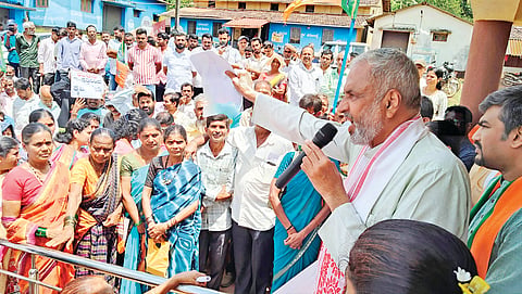 BJP workers and the public protested in Isalur, Sirsi taluk, condemning the state government's order to cancel the numbering of houses in forest and government land. MPs Vishweshwar Hegde Kageri, Naveen Shetty, Usha Hegde, Prasanna Hegde and others were present.
