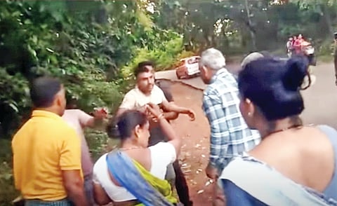 A woman selling fish was attacked in Manchikeri, Yellapur taluk.