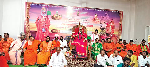 ದೇವರಹಿಪ್ಪರಗಿ: ಧರ್ಮ, ಸಂಸ್ಕಾರ, ಸೇವೆ ಮತ್ತು ಸೌಹಾರ್ದದ ಹೊಸ ಯುಗಕ್ಕೆ ನಾಂದಿಯಾಗಿದ್ದು, ಕಲ್ಲಿನಿಂದ ಮಂದಿರ ನಿರ್ಮಿಸಿದರೆ ಸಂಸ್ಕಾರದಿಂದ ಸುಭದ್ರ ಸಮಾಜ ನಿರ್ಮಿಸಬಹುದೆಂದು ಬಾಳೆಹೊನ್ನೂರು ಶ್ರೀ ರಂಭಾಪುರಿ ಡಾ. ವೀರಸೋಮೇಶ್ವರ ಜಗದ್ಗುರುಗಳು ಹೇಳಿದರು.

 ತಾಲೂಕಿನ ಕೋರವಾರ ಶ್ರೀ ಮಹಾಂತೇಶ್ವರ ಶಿಲಾಮಂಟಪದ ಅಡಿಗಲ್ಲು ಸಮಾರಂಭದ ಸಾನ್ನಿಧ್ಯ ವಹಿಸಿ ಆಶೀರ್ವಚನ ನೀಡಿದ ಅವರು ಮಾತನಾಡಿದರು.

ಭಾರತೀಯ ಸಂಸ್ಕೃತಿಯಲ್ಲಿ ಮಂದಿರ ದೇವಸ್ಥಾನಗಳಿಗೆ ಪವಿತ್ರ ಇತಿಹಾಸವಿದೆ. ಮಂದಿರವೆಂದರೆ ಕೇವಲ ಕಟ್ಟಡವಲ್ಲ. ಸಂಸ್ಕಾರದ ಕೇಂದ್ರವಾಗಿ ಭಕ್ತಿ, ಸಂಸ್ಕೃತಿ, ಪರಂಪರೆ ಮತ್ತು ಮಾನವೀಯ ಮೌಲ್ಯಗಳನ್ನು ಬೆಳೆಸುವ ಪವಿತ್ರ ತಾಣವಾಗಿದೆ. 

ಇಂದು ಶಿಲಾನ್ಯಾಸ ಮಾಡುತ್ತಿರುವುದು ಕೇವಲ ಶಿಲೆಯ ಮಂದಿರ ಅಡಿಪಾಯವಲ್ಲ. ಧರ್ಮನಿಷ್ಠ ಸಮಾಜ ನಿರ್ಮಾಣದ ಅಡಿಪಾಯವಾಗಿದೆ. ಪೂಜೆ ಆಚರಣೆಗಳ ಜತೆಗೆ ದಯೆ, ಸೇವೆ, ಸತ್ಯ, ಪ್ರಾಮಾಣಿಕತೆ ಮತ್ತು ಪರೋಪಕಾರಗಳಿಗೆ ಆದ್ಯತೆ ದೊರೆಯಬೇಕೆಂದು ಶ್ರೀ ಜಗದ್ಗುರು ರೇಣುಕಾಚಾರ್ಯರು ಸಿದ್ಧಾಂತ ಶಿಖಾಮಣಿಯಲ್ಲಿ ಬೋಧಿಸಿದ್ದಾರೆ. 

ಮಂದಿರಗಳು ಯುವ ಪೀಳಿಗೆಗೆ ನಮ್ಮ ಸಂಸ್ಕೃತಿ ಪರಂಪರೆ ಮತ್ತು ನೈತಿಕ ಮೌಲ್ಯಗಳನ್ನು ಪರಿಚಯಿಸುವ ಕೇಂದ್ರಗಳಾಗಬೇಕು. ಬಸವಲಿಂಗ ಶಿವಾಚಾರ್ಯರು ತಮ್ಮ ಮೂಲ ಮಠದ ಕಟ್ಟಡ ನಿರ್ಮಾಣ ಮಾಡುತ್ತಿರುವುದು ಎಲ್ಲ ಭಕ್ತ ಸಮುದಾಯಕ್ಕೆ ಹರುಷ ತಂದಿದೆ ಎಂದರು. 

ಗುಳೇದಗುಡ್ಡದ ಒಪ್ಪತ್ತೇಶ್ವರ ಸ್ವಾಮಿಗಳು ಮಾತನಾಡಿ, ನಮ್ಮ ಧಾರ್ಮಿಕ ಪರಂಪರೆ ಕೇವಲ ಆಚರಣೆಯಲ್ಲಿ ಉಳಿಯದೇ ಅದರ ಹಿಂದಿರುವ ತತ್ವ ಮತ್ತು ಜೀವನ ಮೌಲ್ಯಗಳು ಮುಂದಿನ ಪೀಳಿಗೆಗೆ ತಲುಪಬೇಕು. ಅನ್ನದಾನ ವಿದ್ಯಾದಾನ, ಆರೋಗ್ಯ ಸೇವೆ, ಪರಿಸರ ಸಂರಕ್ಷಣೆ ಮೊದಲಾದ ಸೇವಾ ಕಾರ್ಯಗಳಿಗೆ ಶಿಲಾ ಮಂಟಪ ಪ್ರೇರಣಾ ಕೇಂದ್ರವಾಗಬೇಕೆಂದು ಆಶಿಸಿದರು.

ಮಠಾಧ್ಯಕ್ಷ ಬಸವಲಿಂಗ ಶಿವಾಚಾರ್ಯರು ಮಾತನಾಡಿ, ಸಕಲ ಜೀವಾತ್ಮರಿಗೆ ಒಳಿತನ್ನೇ ಬಯಸಿದ ಧರ್ಮ ವೀರಶೈವ. ಮಾನವೀಯ ಮೌಲ್ಯಗಳನ್ನು ಎತ್ತಿ ಹಿಡಿದ ಸಂಸ್ಕೃತಿ ನಮ್ಮದು. ವೈಚಾರಿಕತೆಯ ಹೆಸರಿನಲ್ಲಿ ಸಂಸ್ಕೃತಿ ಸಭ್ಯತೆ ಮರೆಯಬಾರದು. ಶಿಲಾಮಂಟಪಕ್ಕೆ ಇಂದು ಶಿಲಾನ್ಯಾಸ ನೆರವೇರಿದೆ. ಮುಂದೆ ನಿಮ್ಮೆಲ್ಲರ ನೆರವು ಸಹಕಾರದಿಂದ ಮಂಟಪ ನಿರ್ಮಾಣ ಮಾಡಿ ಉದ್ಘಾಟನಾ ಸಮಾರಂಭಕ್ಕೆ ಎಲ್ಲ ಪಂಚಪೀಠದ ಜಗದ್ಗುರುಗಳನ್ನು ಬರಮಾಡಿಕೊಳ್ಳಲಾಗುವುದೆಂದರು.

ಮಮದಾಪುರ ಮುರಗೇಂದ್ರ ಸ್ವಾಮೀಜಿ, ದೇವೂರು ಮರುಳಾರಾಧ್ಯ ಬಸವಲಿಂಗ ಶಿವಾಚಾರ್ಯರು, ಅಣಜಿ ಚನ್ನವೀರ ದೇವರು, ಕೆರೂಟಗಿ ಶಿವಬಸವಸ್ವಾಮೀಜಿ, ದೇವರಹಿಪ್ಪರಗಿ, ಗಿರಿಸಾಗರ, ಆಲಮೇಲ, ಮುತ್ತತ್ತಿ, ದೇವೂರು, ಮುಖೇಡ, ಕೆಂಭಾವಿ, ಗುಂಡಕನಾಳ, ಕೊಕಟನೂರು, ಸಿಂದಗಿ, ಯಂಕಂಚಿ, ಬರ್ದಾಪುರ, ದೇವಣಿ, ಮಠಾಧೀಶರು ಉಪಸ್ಥಿತರಿದ್ದರು. ಡಾ. ನಿಂಗನಗೌಡ ಪಾಟೀಲ, ಬಸನಗೌಡ ಪಾಟೀಲ ಯಶವಂತ ಬಡಿಗೇರ ಅವರಿಂದ ಭಕ್ತಿಗೀತೆ, ಜೇರಟಗಿ ಮಡಿವಾಳೇಶ್ವರ ಶಾಸಿಗಳು ನಿರೂಪಿಸಿದರು.