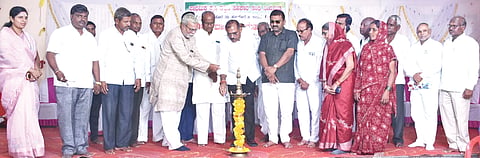 ಹುಲಸೂರಿನ ಗುರು ಬಸವೇಶ್ವರ ಕಲ್ಯಾಣ ಮಂಟಪದಲ್ಲಿ ಮಂಗಳವಾರ ಕರೆದಿದ್ದ ಪಿಕೆಪಿಎಸ್​ ಸಹಕಾರ ಸಂಘದ 79ನೇ ವಾರ್ಷಿಕ ಮಹಾಸಭೆ ಉದ್ಘಾಟನಾ ಸಮಾರಂಭದಲ್ಲಿ ಜಿಪಂ ಮಾಜಿ ಅಧ್ಯಕ್ಷ ಅನಿಲ ಭೂಸಾರೆ, ಮಾಜಿ ಸದಸ್ಯರಾದ ಮಲ್ಲಪ್ಪ  ಧಬಾಲೆ, ಸುಧೀರ ಕಾಡಾದಿ,  ಗ್ಯಾರಂಟಿ ಯೋಜನೆ ಅನುಷ್ಠಾನ ಸಮಿತಿ ಜಿಲ್ಲಾ ಉಪಾಧ್ಯಕ್ಷ ಲತಾ ಹಾರಕೂಡೆ, ಸಂಘದ ಅಧ್ಯಕ್ಷ ಭಾಗವತ ಜಾನಬಾ, ವಿಶ್ವನಾಥ ಕಾಡಾದಿ, ಇತರರಿದ್ದರು.