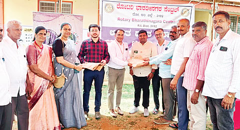  ಗುರುದೇವರಹಳ್ಳಿ ಪ್ರಾಥಮಿಕ ಆರೋಗ್ಯ ಕೇಂದ್ರದಲ್ಲಿ ರೋಟರಿ ಸೆಂಟ್ರಲ್ ಭಾರತೀನಗರ ವತಿಯಿಂದ ಶ್ರೀಕೃಷ್ಣದೇವರಾಯ ದಂತ ವೈದ್ಯಕೀಯ ಕಾಲೇಜಿನ ಸಹಯೋಗದೊಂದಿಗೆ ಉಚಿತ ದಂತ ತಪಾಸಣೆ ಹಾಗೂ ಚಿಕಿತ್ಸಾ ಶಿಬಿರ ಆಯೋಜಿಸಲಾಗಿತ್ತು. 

 