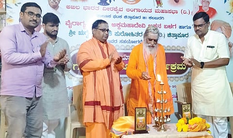 ಬಾಲಬೆನಕ ಗಣೇಶೋತ್ಸವ ಸಮಿತಿಯಿಂದ ಚಿತ್ತಾಪುರ ಅಕ್ಕಮಹಾದೇವಿ ಮಂದಿರದಲ್ಲಿ ಮಂಗಳವಾರ ಆಯೋಜಿಸಲಾಗಿದ್ದ ದೀಪೋತ್ಸವ ಹಾಗೂ ಪ್ರಸಾದ ವಿತರಣೆ ಕಾರ್ಯಕ್ರಮವನ್ನು ಶ್ರೀ ಶಿವಶಂಕರ ಶಿವಾಚಾರ್ಯರು ಉದ್ಘಾಟಿಸಿದರು. ಕಂಬಳೇಶ್ವರ ಶ್ರೀ, ಪ್ರಸಾದ ಅವಂಟಿ, ಕೋಟೇಶ್ವರ ರೇಷ್ಮಿ, ಸಂಗಮೇಶ ರೋಣದ ಇತರರಿದ್ದರು. 