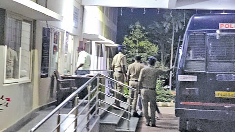 ಅದೃಷ್ಟ ಚೊಂಬು ಕೊಡಿಸುವುದಾಗಿ ವಂಚಿಸಿದ ತಂಡದ ಮೇಲೆ ಚಿಂತಾಮಣಿ ಗ್ರಾಮಾಂತರ ಪೊಲೀಸರು ಭಾನುವಾರ ರಾತ್ರಿ ದಾಳಿ ನಡೆಸಿದರು.