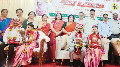 ಹುಬ್ಬಳ್ಳಿಯ ಶಿರಡಿನಗರದಲ್ಲಿ ರೋಟರಿ ಕ್ಲಬ್​ ಸಹಯೋಗದಲ್ಲಿ ಮೂರು ಜೋಡಿ ಸಾಮೂಹಿಕ ವಿವಾಹ ನೆರವೇರಿಸಲಾಯಿತು. ಜಿಲ್ಲಾಧಿಕಾರಿ ಸ್ನೇಹಲ್​, ಜಿತೇಂದ್ರ ಪಾಂಜಾಲ, ಮಂಜುನಾಥ ಹೊಂಬಳ, ಮೈತ್ರಾ ರಡ್ಡೇರ ಇತರರು ಇದ್ದರು.