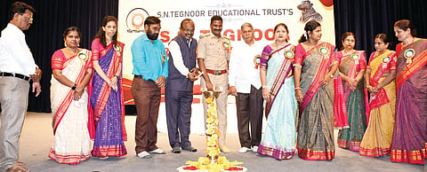 ಕಲಬುರಗಿಯಲ್ಲಿ ಆಯೋಜಿಸಿದ್ದ ಎಸ್​.ಎಂ.ತೆಗನೂರ ಪದವಿ ಹಾಗೂ ಪದವಿಪೂರ್ವ ಕಾಲೇಜಿನ ವಿದ್ಯಾರ್ಥಿಗಳ ಸ್ವಾಗತ, ಬೀಳ್ಕೊಡುಗೆ ಸಮಾರಂಭವನ್ನು ಡಾ.ಎನ್​.ಜಿ.ಕಣ್ಣೂರ ಉದ್ಘಾಟಿಸಿದರು. ರಾವೇಂದ್ರ ಭಜಂತ್ರಿ, ಡಾ.ಜ್ಯೋತಿ ತೆಗನೂರ, ರವೀಂದ್ರ ತೆಗನೂರ, ಚಂದ್ರಶೇಖರ ಕೌಲಗಾ, ರೇಣುಕಾ ಹಿರೇಮಠ ಇತರರಿದ್ದರು