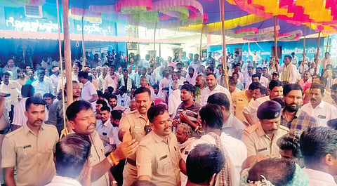 A verbal altercation took place between two groups at the annual meeting of the Katura Cooperative Society in Mundagoda taluk.