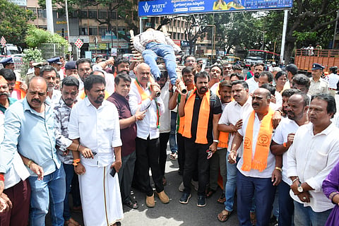 ಮೈಸೂರು ನಗರದ ರಾಮಸ್ವಾಮಿ ವೃತ್ತದಲ್ಲಿ  ಬಿಜೆಪಿ ಕಾರ್ಯಕರ್ತರು ರಾಜ್ಯ ಸರ್ಕಾರದ ವಿರುದ್ಧ ಪ್ರತಿಭಟನೆ ನಡೆಸಿದರು.