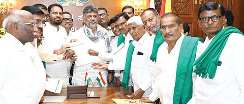 ಬೀದರ್​ ಸಹಕಾರ ಸಕ್ಕರೆ ಕಾರ್ಖಾನೆ  ಪುನಶ್ಚೇತನಗೊಳಿಸುವಂತೆ ಒತ್ತಾಯಿಸಿ ಮಾಜಿ ಸಚಿವ ರಾಜಶೇಖರ ಪಾಟೀಲ್​ ನೇತೃತ್ವದ ನಿಯೋಗ ಬುಧವಾರ ಬೆಂಗಳೂರಿನಲ್ಲಿ  ಸಿಎಂ ಡಿ.ಕೆ.ಶಿವಕುಮಾರ್​ ಅವರಿಗೆ ಮನವಿ ಸಲ್ಲಿಸಿತು. ಎಂಎಲ್​ ಸಿಗಳಾದ  ಡಾ.ಚಂದ್ರಶೇಖರ ಪಾಟೀಲ್​, ಭೀಮರಾವ ಪಾಟೀಲ್​, ಕಾಂಗ್ರೆಸ್​ ಜಿಲ್ಲಾಧ್ಯಕ್ಷ ಅಬ್ದುಲ್​ ಮನ್ನಾನ್​ ಶೇಠ್​,  ಅರವಿಂದಕುಮಾರ ಅರಳಿ, ಧನರಾಜ ತಾಳಂಪಳ್ಳಿ, ಶ್ರೀಮಂತರಾವ ಬಿರಾದಾರ, ಸಿದ್ರಾಮಪ್ಪ ಆಣದೂರೆ, ದಯಾನಂದ ಸ್ವಾಮಿ,  ರಾಜಶೇಖರ ಹಂದ್ರಾಳೆ, ಅರ್ಜುನ್​ ತಮಗಿಕರ್​, ಗುರುಲಿಂಗಯ್ಯ ಹಾಲಾ, ಝರ್ನಾರಡ್ಡಿ, ರಾಜು ಪಾಟೀಲ್​, ಮಲ್ಲಿಕಾರ್ಜುನ ಭಂಡಾರಿ, ಶಿವಕುಮಾರ ಚಳಕಾಪುರೆ, ಝರನು ಕಾವಲೆ, ಜಾನ್ಸನ್​ ಇತರರಿದ್ದರು.