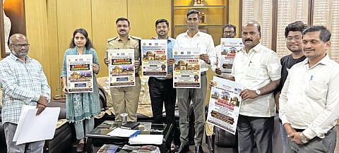 ವಿಜಯಪುರದ ಜಿಲ್ಲಾಧಿಕಾರಿ ಕಚೇರಿ ಸಭಾಂಗದಲ್ಲಿ ವಿಶ್ವ ಪ್ರವಾಸೋದ್ಯಮ ದಿನಾಚರಣೆ ವಿಶೇಷ ಕಾರ್ಯಕ್ರಮಗಳ ಕುರಿತಾದ ಕರಪತ್ರವನ್ನು  ಗಣ್ಯರು ಬಿಡುಗಡೆಗೊಳಿಸಿದರು. ಡಾ. ಆನಂದ ಕೆ., ರಿಷಿ ಆನಂದ, ಎಸ್‌ಪಿ ಲಕ್ಷ್ಮಣ ನಿಂಬರಗಿ, ಜುಫಿಶಾನ್ ಹಕ್ ಮತ್ತಿತರರಿದ್ದಾರೆ.