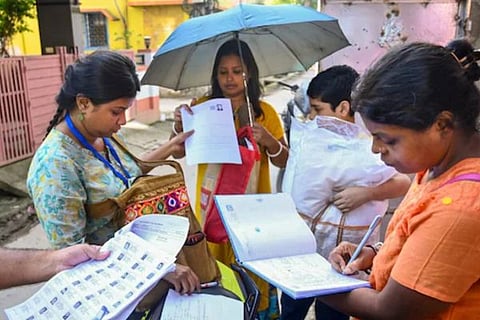 ಎಸ್​ಐಆರ್ ಪ್ರಕ್ರಿಯೆ ಕೈಗೊಂಡಿರುವ ಸಿಬ್ಬಂದಿ