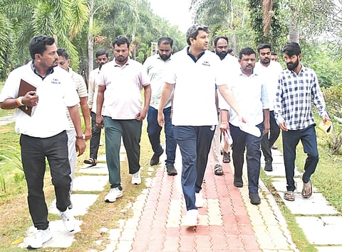 ಯಾದಗಿರಿ ನಗರದ ಲುಂಬಿನಿ ಗಾರ್ಡನ್​ಗೆ ಬುಧವಾರ ಬೆಳಗ್ಗೆ ಜಿಲ್ಲಾಧಿಕಾರಿ ರಾಹುಲ್​ ಪಾಂಡ್ವೆ ಭೇಟಿ ನೀಡಿ ಪರಿಶೀಲಿಸಿದರು. ಯುಡಾ ಅಧ್ಯಕ್ಷ ಬಾಬುರಾವ ಕಾಡ್ಲೂರ, ನಗರಸಭೆ ಪೌರಾಯುಕ್ತ ಉಮೇಶ ಚವ್ಹಾಣ್​ ಇತರರಿದ್ದರು.
