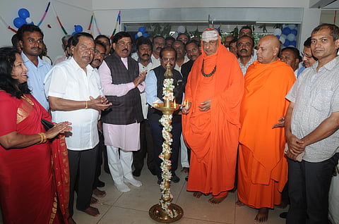 
ಮುಧೋಳದ ವಿಜಯ (ಎಂಆರ್‌ಎಸ್) ಸೌಹಾರ್ದ ಕ್ರೆಡಿಟ್ ಸಹಕಾರ ಸಂಘದ ಮೈಸೂರು ಶಾಖೆಯನ್ನು ಗುರುವಾರ ಜೆಪಿ ನಗರ ದಲ್ಲಿ ಶ್ರೀ ಸುತ್ತೂರು ಮಠದ ಶ್ರೀ ಶಿವರಾತ್ರಿ ದೇಶಿಕೇಂದ್ರ ಸ್ವಾಮೀಜಿ ಉದ್ಘಾಟಿಸಿದರು. ಶ್ರೀ ಶಿವಾನಂದಪುರಿ ಸ್ವಾಮೀಜಿ, ಮುರುಗೇಶ್ ನಿರಾಣಿ, ಬಿ.ಸಿ. ಪಾಟೀಲ್, ಸಂದೇಶ್ ನಾಗರಾಜ್ ಹಾಗೂ ಇತರರು ಇದ್ದರು.

