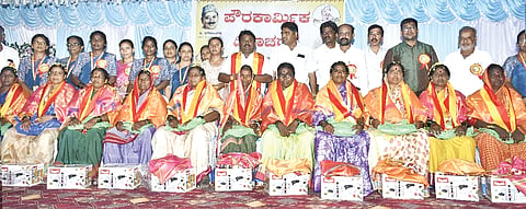 ಶಹಾಪುರದಲ್ಲಿ ಬುಧವಾರ ಹಮ್ಮಿಕೊಂಡ ಪೌರಕಾರ್ಮಿಕರ ದಿನ ಕಾರ್ಯಕ್ರಮದಲ್ಲಿ ಪೌರಾಯುಕ್ತ ಜೀವನಕುಮಾರ ಕಟ್ಟಿಮನಿ, ಎಇಇ ನಾನಾಸಾಹೇಬ್​ ಮಡಿವಾಳಕರ್​ ಅವರು ಪೌರಕಾರ್ಮಿಕರಿಗೆ ಸನ್ಮಾನಿಸಿದರು. ವ್ಯವಸ್ಥಾಪಕಿ ರತ್ನಾಬಾಯಿ, ಕೊಟೆರಪ್ಪ, ಶಿವಣ್ಣ, ಮಲ್ಲಪ್ಪ ಬಂಡಿ, ಬಾಲಕೃಷ್ಣ ಬಬಲಾದಿ ಇತರರಿದ್ದರು.