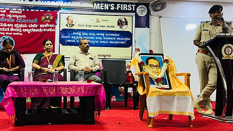 ಉಡುಪಿಯ ಡಾ.ಜಿ.ಶಂಕರ್​ ಕಾಲೇಜಿನಲ್ಲಿ ಆಯೋಜಿಸಿದ್ದ ಕಾನೂನು ಅರಿವು ಕಾರ್ಯಕ್ರಮದಲ್ಲಿ ಪಿಎಸ್​ಯ ಭರತೇಶ್​ ಮಾತನಾಡಿದರು. ಸುಚಿತ್ರಾ, ಪ್ರೊ. ನಿಕೇತನಾ, ರಾಘವೇಂದ್ರ ವರ್ಣೇಕರ್​, ಕ್ಯಾಥರಿನ್​ ಇದ್ದರು.