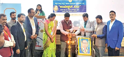 ದೊಡ್ಡಬಳ್ಳಾಪುರ ಆರ್​.ಎಲ್​.ಜಾಲಪ್ಪ ತಾಂತ್ರಿಕ ಮಹಾವಿದ್ಯಾಲಯದಲ್ಲಿ ಹಮ್ಮಿಕೊಂಡಿದ್ದ ಅಂಬೇಡ್ಕರ್​ ಓದು ಕಾರ್ಯಕ್ರಮಕ್ಕೆ ಕನ್ನಡ ಮತ್ತು ಸಂಸತಿ ಇಲಾಖೆ ಸಹಾಯಕ ನಿರ್ದೇಶಕಿ ಕಲ್ಪನಾ ಚಾಲನೆ ನೀಡಿದರು. ಕಾಲೇಜು ಪ್ರಾಂಶುಪಾಲ ಡಾ.ನರಸಿಂಹರೆಡ್ಡಿ, ಆರ್​ಎಲ್​ಜೆಐಟಿ ಉಪಪ್ರಾಂಶುಪಾಲ ಡಾ.ಆರ್​.ಎಂ.ಸುನಿಲ್​ಕುಮಾರ್​, ಅಕಾಡೆಮಿಕ್​ ನಿರ್ದೇಶಕ ಡಾ.ಎಂ.ಶ್ರೀನಿವಾಸ ರೆಡ್ಡಿ, ವಿಭಾಗದ ಮುಖ್ಯಸ್ಥ ಡಾ.ಪ್ರಚಲಿತ್​ ಇತರರು ಇದ್ದರು.