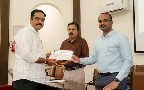 ಮೈಸೂರಿನಲ್ಲಿ ಅತ್ಯುತ್ತಮವಾಗಿ ಕಾರ್ಯನಿರ್ವಹಿಸಿದ ಗ್ರಾಮ ಪಂಚಾಯಿತಿ ಹಾಗೂ ತಾಲೂಕು ಪಂಚಾಯಿತಿಗಳಿಗೆ ಪ್ರಶಂಸನಾ ಪತ್ರ ವಿತರಿಸಲಾಯಿತು.

