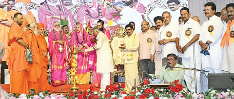 ತಡಕಲ್​ನಲ್ಲಿ ಹಮ್ಮಿಕೊಂಡಿದ್ದ ಧರ್ಮಸಭೆಯನ್ನು ರಂಭಾಪುರಿ, ಉಜ್ಜಯಿನಿ ಹಾಗೂ ಕಾಶಿ ಜಗದ್ಗುರುಗಳ ದಿವ್ಯ ಸಾನ್ನಿಧ್ಯದಲ್ಲಿ ಮಾಜಿ ಶಾಸಕ ಸುಭಾಷ ಗುತ್ತೇದಾರ್​ ಉದ್ಘಾಟಿಸಿದರು. ಮಾಲೀಕಯ್ಯ ಗುತ್ತೇದಾರ್​, ಡಾ.ಉಮೇಶ ಜಾಧವ್​, ಅಮರನಾಥ ಪಾಟೀಲ್​ ಇತರರಿದ್ದರು.