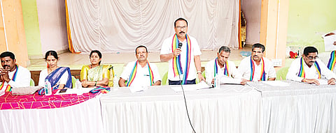 ಗುಂಡ್ಲುಪೇಟೆಯಲ್ಲಿ ನಡೆದ ತಾಲೂಕು ತೋಟದ ಬೆಳೆಗಾರರ ಮಾರಾಟ ಮತ್ತು ಸಂಸ್ಕರಣಾ ಸಹಕಾರ ಸಂಘದ ಸರ್ವ ಸದಸ್ಯರ ವಾರ್ಷಿಕ ಮಹಾಸಭೆಯಲ್ಲಿ ನಾಗೇಶ್ ಮಾತನಾಡಿದರು. ಚಿಕ್ಕರಾಜು, ನಿರ್ದೇಶಕ ನೀಲಕಂಠಪ್ಪ, ಬಸವಣ್ಣ, ಬೋರೇಗೌಡ ಇತರರಿದ್ದರು.