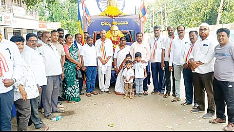 ಕೊಳ್ಳೇಗಾಲದ ಮಂಜುನಾಥನಗರ ಬಡಾವಣೆ ಪ್ರವೇಶಿಸಿದ ಅಂತಾರಾಷ್ಟ್ರೀಯ ಬೌದ್ಧ ಸಮ್ಮೇಳನದ ಧಮ್ಮ ಪಯಣದ ಪ್ರಚಾರ ರಥ ಯಾತ್ರೆಗೆ ಭವ್ಯ ಸ್ವಾಗತ ಕೋರಲಾಯಿತು. ಪ್ರಕಾಶ್ ಶಂಕನಪುರ, ಶಿವಮಲ್ಲು ಮು ಳ್ಳೂರು, ರಾಚಪ್ಪಾಜಿ, ಎಂ. ಪಾಪಣ್ಣ, ಸುರೇಶ್, ಪ್ರಕಾಶ್ ಬಸ್ತೀಪುರ  ಇತರರಿದ್ದರು.