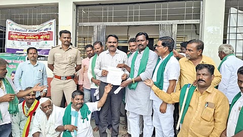 ಚಡಚಣ ತಾಲೂಕನ್ನು ಸಂಪೂರ್ಣ ಬರಗಾಲ ಪೀಡಿತ ತಾಲೂಕು ಎಂದು ಘೋಷಿಸಬೇಕು ಎಂದು ಆಗ್ರಹಿಸಿ ರೈತರು ತಹಸೀಲ್ದಾರ್ ಸಂಜಯ ಇಂಗಳೆ ಅವರಿಗೆ ಮನವಿ ಸಲ್ಲಿಸಿದರು. ನಾಗನಾಥಗೌಡ ಬಿರಾದಾರ, ಸೋಮಶೇಖರ ಕಂಬಾರ, ರುದ್ರೇಶ ಬನಸೋಡೆ ಮತ್ತಿತರರಿದ್ದರು.