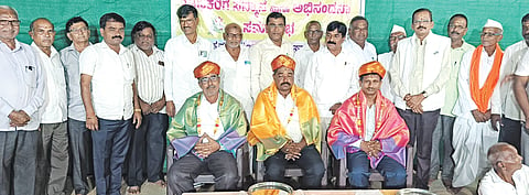 ಚಿಂಚೋಳಿ ತಾಲೂಕಿನ ತಾಲೂಕಿನ ಸಾಲೇಬೀರನಳ್ಳಿಯಲ್ಲಿ ಹಮ್ಮಿಕೊಂಡಿದ್ದ ಕಾರ್ಯಕ್ರಮದಲ್ಲಿ ವಿವಿಧ ಕ್ಷೇತ್ರದ ಸಾಧಕರನ್ನು ಸತ್ಕರಿಸಲಾಯಿತು. ಪ್ರಭು ಲೇವಡಿ, ಜಗನ್ನಾಥ ಚಟ್ನಳ್ಳಿ, ಚಂದ್ರಶೇಖರ ಲಗಶೇಟ್ಟಿ, ಆನಂದ ಹಿತ್ತಲ, ಚಂದ್ರಶೇಖರ ಪಾರಾ ಇತರರಿದ್ದರು.