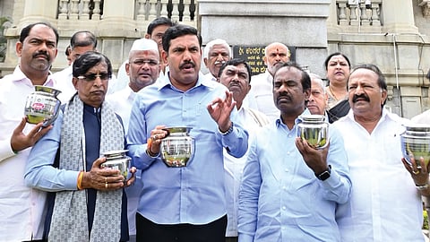 ರಾಜ್ಯದ ಆರ್ಥಿಕ ಸ್ಥಿತಿ ಅದೋಗತಿಗೆ ಇಳಿಸಿದ ರಾಜ್ಯ ಕಾಂಗ್ರೆಸ್​ ವಿರುದ್ಧ ಬೆಂಗಳೂರಿನ ವಿಧಾನಸೌಧದ ಎದುರಿನ ಕೆಂಗಲ್​ ಹನುಮಂತಯ್ಯ ಪ್ರತಿಮೆ ಎದುರು ಬಿಜೆಪಿ ರಾಜ್ಯಾಧ್ಯಕ್ಷ ಬಿ.ವೈ.ವಿಜಯೇಂದ್ರ ನೇತೃತ್ವದಲ್ಲಿ ನಡೆದ ಪ್ರತಿಭಟನೆಯಲ್ಲಿ ಎಂಎಲ್​ಸಿ ಡಾ.ಬಿ.ಜಿ.ಪಾಟೀಲ್​ ಸೇರಿ ಇತರರು ಭಾಗವಹಿಸಿದ್ದರು.
