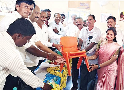 ಅರಕಲಗೂಡು ತಾಲೂಕಿನ ಮಧುರನಹಳ್ಳಿ ಮಕ್ಕಳ ಮನೆ ಶಾಲೆಗೆ ಪ್ರಾಥಮಿಕ ಕೃಷಿ ಪತ್ತಿನ ಸಹಕಾರ ಸಂಘದ ವತಿಯಿಂದ ಶೈಕ್ಷಣಿಕ ಸಾಮಗ್ರಿಗಳನ್ನು ವಿತರಿಸಲಾಯಿತು. ಸತೀಶ್, ರವೀಂದ್ರ, ಪ್ರದೀಪ್ ಇತರರಿದ್ದರು.

