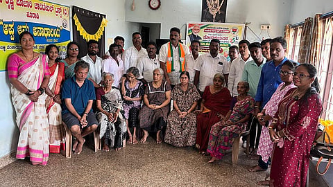 ಪ್ರಧಾನಿ ಮೋದಿ ಜನ್ಮದಿನಾಚರಣೆ ನಿಮಿತ್ತ ಬಿಜೆಪಿ ಜಿಲ್ಲಾ ಎಸ್​ಸಿ ಮೋರ್ಚಾ ವತಿಯಿಂದ  ಬ್ರಹ್ಮಾವರದ 'ಅಪ್ಪ- ಅಮ್ಮ ಅನಾಥಾಲಯ'ದಲ್ಲಿ 'ಸೇವಾ ಸಂಕಲ್ಪ ಅಭಿಯಾನ' ನಡೆಯಿತು. ಕುತ್ಯಾರು ನವೀನ್​ ಶೆಟ್ಟಿ, ಕೃಷ್ಣಮೂರ್ತಿ ಡಿ.ಬಿ., ದಿನಕರ್​ ಬಾಬು, ಸದಾನಂದ್​ ಕೈಪುಂಜಾಲು, ಹಿರಿಯಣ್ಣ ಅಮ್ಮುಂಜೆ, ಅನಿತಾ ಸಾಲ್ಯಾನ್​, ಸದಾನಂದ ಚಾಂತಾರು, ಸುರೇಶ್​ ಮೂಡುಬಗೆ, ರೇವತಿ ಮಟಪಾಡಿ, ಗೋಪಾಲ್​ ಕಳಂಜೆ, ಸದಾನಂದ್​ ಬಳ್ಕೂರು, ಪೃಥ್ವಿರಾಜ್​ ಶೆಟ್ಟಿ ಇತರರಿದ್ದರು.