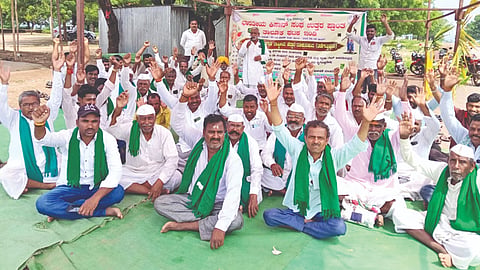 ಇಂಡಿ ತಾಲೂಕಿನ ತಡವಲಗಾ ಗ್ರಾಮದ ಜೋಡಗುಡಿ ಹತ್ತಿರ ಭಾರತೀಯ ಕಿಸಾನ ಸಂಘದ ವತಿಯಿಂದ ಬುಧವಾರ ಎರಡನೇ ದಿನ  ಮುಂದುವರೆದ ಧರಣಿ ಸತ್ಯಾಗ್ರಹ. ಗುರುನಾಥ ಬಗಲಿ, ಮಲ್ಲನಗೌಡ ಪಾಟೀಲ, ಈರಣ್ಣ ಗೋಟ್ಯಾಳ, ನಾಗಪ್ಪ ಮಕಣಿ, ಚನ್ನಪ್ಪ ಮಿರಗಿ, ಶಿವಲಿಂಗಪ್ಪ ಕಟ್ಟಿ ಇತರರಿದ್ದರು.