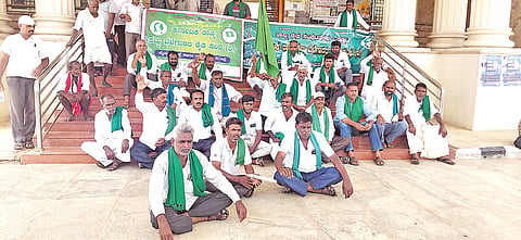 ಬರ ಪರಿಹಾರ ಘೋಷಿಸುವಂತೆ ಆಗ್ರಹಿಸಿ ನಂಜನಗೂಡು ತಾಲೂಕು ಆಡಳಿತ ಕಚೇರಿ ಆವರಣದಲ್ಲಿ ರಾಜ್ಯ ಕಬ್ಬು ಬೆಳೆಗಾರರ ರೈತ ಸಂಘ ಪ್ರತಿಭಟನೆ ನಡೆಸಿತು. ಹಾಡ್ಯರವಿ, ಮಹೇಶ್ ಅಂಡುವಿನಳ್ಳಿ, ಅಡಕನಹಳ್ಳಿ ತಿಮ್ಮಪ್ಪ, ಎಂ. ಚಿಕ್ಕಸ್ವಾಮಿ, ಮಹದೇವಸ್ವಾಮಿ ಮತ್ತಿತರರಿದ್ದರು.