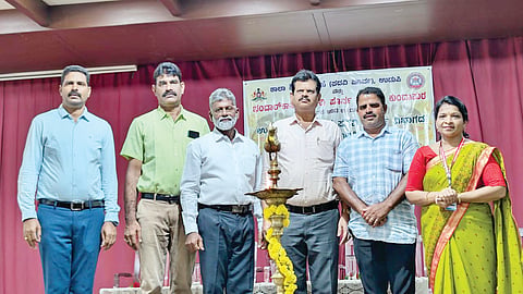  ಕುಂದಾಪುರ ಭಂಡಾರ್ಕಾರ್ಸ್ ಕಾಲೇಜಿನಲ್ಲಿ ಉಡುಪಿ ಜಿಲ್ಲಾ ಮಟ್ಟದ ಪದವಿಪೂರ್ವ ವಿಭಾಗದ ಬಾಲಕ-ಬಾಲಕಿಯರ ಕುಸ್ತಿ ಪಂದ್ಯಾಟ ನಡೆಯಿತು. ಪ್ರಮುಖರಾದ ಮಂಜುನಾಥ ಶೆಟ್ಟಿ ಬ್ರಹ್ಮಾವರ, ಡಾ.ಶುಭಕರಾಚಾರಿ, ಸುಕೇಶ್ ಶೆಟ್ಟಿ ಹೊಸಮಠ, ರಾಮ ಶೆಟ್ಟಿ, ಉಮೇಶ್ ಶೆಟ್ಟಿ ಉಪಸ್ಥಿತರಿದ್ದರು.